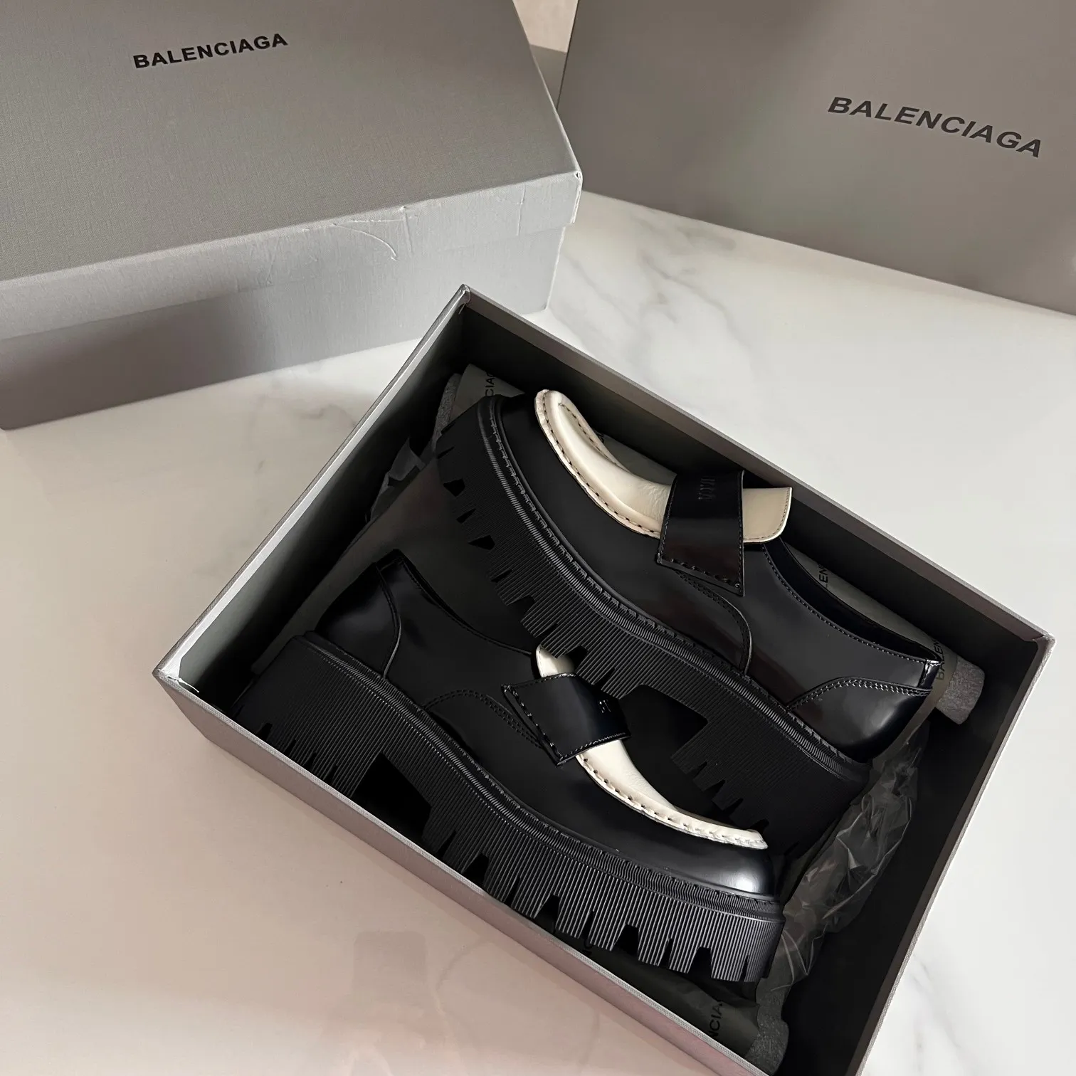 👟👟Ex-factory price 600👟👟 BALENCIAGA# Balenciaga's new big-toe derby shoes TRACTOR big-toe derby shoes loafers👞 Original medium-gloss open-edge beaded cowhide. Restrained and stylish. Matched with the brand logo on the shoe cover. The rhythm of closing your eyes. The lining and feet are made of black silk cowhide. The texture is soft and delicate. The gear-shaped rubber outsole is 5cm higher. Size: 35-40 (customization of 40 pieces is not returnable)